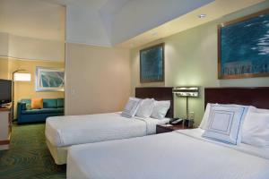 Ένα ή περισσότερα κρεβάτια σε δωμάτιο στο SpringHill Suites St Petersburg Clearwater