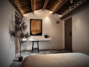 Resort in the valley of Zen 無名川禅意概念酒店客房内的一张或多张床位