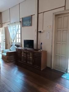 Μια τηλεόραση ή/και κέντρο ψυχαγωγίας στο KaLong Bay Homestay Villa Melati Tepi Pantai