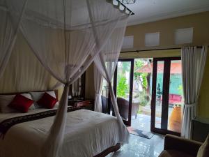 una camera con letto e zanzariera di Dalum Homestay ad Amed Altre 34 foto