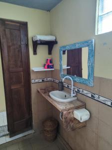 un bagno con lavandino e specchio di Dalum Homestay ad Amed