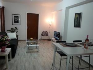 uma sala de estar com um sofá e uma mesa em DownTown Living By 'Flats Nicosia' em Nicósia