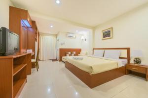 um quarto de hotel com uma cama e uma televisão em Nuntiya Terrace em Udon Thani