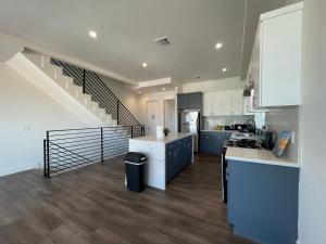 Una cocina con gabinetes azules y una escalera. en Blue Stay Walk to BMO Stadium and USC, en Los Ángeles 69 fotos más