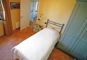 ein Schlafzimmer mit einem weißen Bett und einer blauen Tür in der Unterkunft Hotel Antichi Cortili in Dossobuono