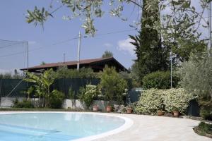 - une piscine dans la cour d'une maison dans l'établissement Campeggio delle Rose, à Moniga del Garda