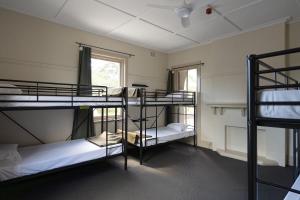 Ένα ή περισσότερα κρεβάτια σε δωμάτιο στο Bat and Ball Hostel