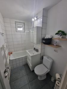 ピアトラ・ネアムツにあるFeel Like Home 2のトイレと洗面台を備えた白いバスルーム