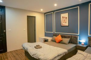 Postel nebo postele na pokoji v ubytování Spring Home Hà Nội