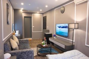 TV a/nebo společenská místnost v ubytování Spring Home Hà Nội