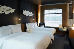 Postel nebo postele na pokoji v ubytování Le Germain Hotel Toronto + 19 fotografií