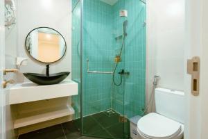 a bathroom with a sink and a shower with a mirror at HOTEL Minh Châu - KS Gần Ngay Chợ Đà Lạt - Có Điều Hòa in Da Lat