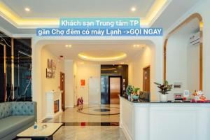 a living room with a couch and a lobby at HOTEL Minh Châu - KS Gần Ngay Chợ Đà Lạt - Có Điều Hòa in Da Lat