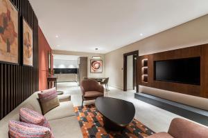 Doubletree By Hilton Amman Hotel & Residences的电视和/或娱乐中心