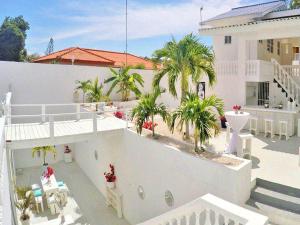 una vista aérea de una casa blanca con palmeras en Appartement Chandon 4 pers, en Willemstad