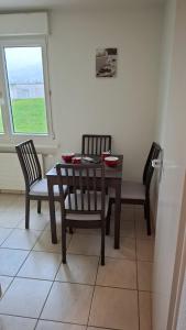 Un lugar para sentarse en Zimmer mit Herz 9 fotos más