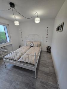 Postel nebo postele na pokoji v ubytování Zimmer mit Herz + 9 fotografií