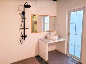 un baño con lavabo y espejo en Hi Heaven Thoddoo, en Thoddoo