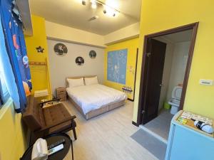 Postel nebo postele na pokoji v ubytování 台中住宿
