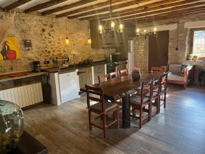 eine Küche und ein Esszimmer mit Tisch und Stühlen in der Unterkunft Masía El Refugio in Villafranca del Cid