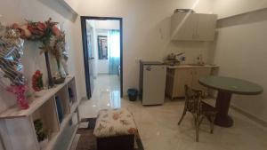 At TūbīStudio Apartments hygiene & Comfortable的客厅里有一张桌子和一个厨房