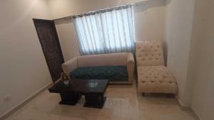 At TūbīStudio Apartments hygiene & Comfortable的带沙发和椅子的客厅