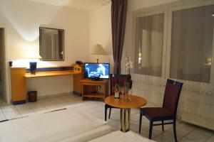 TV a/nebo společenská místnost v ubytování Hotel Rahlstedter Hof