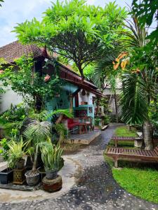 una casa con alberi e piante di fronte ad essa di Dalum Homestay ad Amed