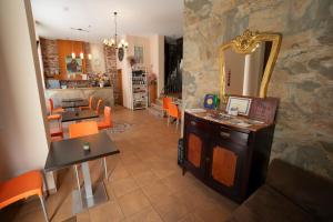 a living room with a mirror and a dining room at Hotel Rural L'Antic Portal in Vilafamés
