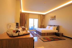 Postel nebo postele na pokoji v ubytování Blue Lotus Nile Suites Hotel Aswan
