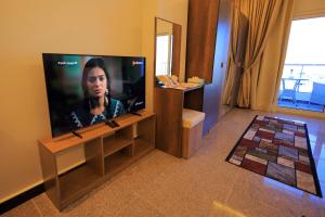 TV a/nebo společenská místnost v ubytování Blue Lotus Nile Suites Hotel Aswan