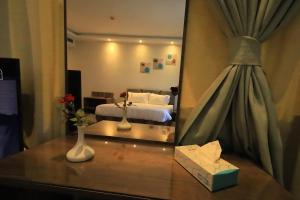 Postel nebo postele na pokoji v ubytování Blue Lotus Nile Suites Hotel Aswan