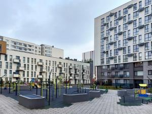 un cortile con un parco giochi di fronte agli edifici di Новобудова Місто Трав, р-н Вікторії Гарденс a Lviv