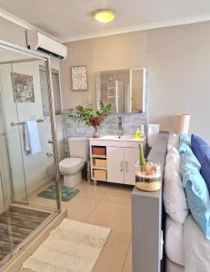 Ένα μπάνιο στο Surfside Suite - Pool & Ocean Views - Family or Couples