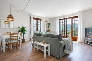 LlovioにあるLa Casona del Viejo Llovioのソファとテーブルのあるリビングルーム