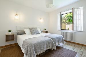 LlovioにあるLa Casona del Viejo Llovioのベッドと窓のある白い寝室 +42枚の写真