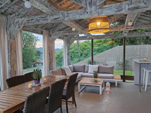 LlovioにあるLa Casona del Viejo Llovioのソファとテーブルのあるリビングルーム