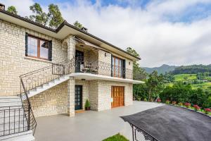 LlovioにあるLa Casona del Viejo Llovioのバルコニーと階段付きの家