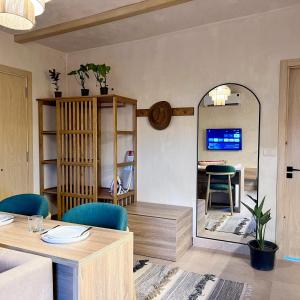 TV a/nebo společenská místnost v ubytování Boho Getaway with Pyramids View & Jacuzzi