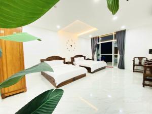 a bedroom with two beds and a clock on the wall at Apartment Ocean Vista 2 bedroom in Ấp Phú Tịnh (2) +278 photos