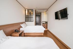TV a/nebo společenská místnost v ubytování Tamara Jeju hotel