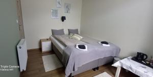 Postel nebo postele na pokoji v ubytování Kraków Chilli Hostel