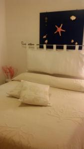アルゲーロにあるRobert Houseの白いベッド(枕2つ、星のボード付)