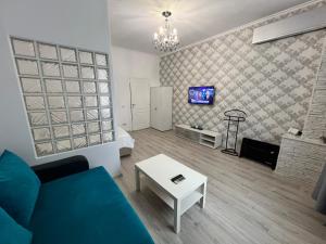 Μια τηλεόραση ή/και κέντρο ψυχαγωγίας στο Bright & Beautiful Studio in Prime Location Walk to Everything