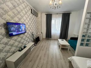 Μια τηλεόραση ή/και κέντρο ψυχαγωγίας στο Bright & Beautiful Studio in Prime Location Walk to Everything