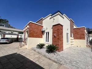 卡杜纳Urban Oasis Studio的一座白色和红色的建筑,设有停车场