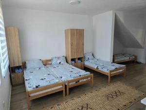 two twin beds in a room with at Apartman studio Ðorović 1 in Postenje