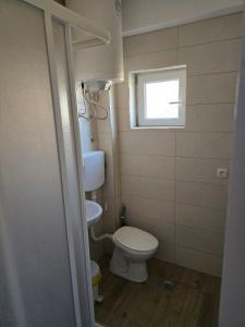 Ένα μπάνιο στο Apartman Ðorović 1