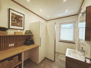 ein Badezimmer mit Waschbecken und Spiegel in der Unterkunft Panoramablick Apartment Bad Aussee in Bad Aussee + 23 Fotos