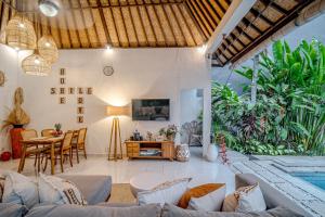 un salon avec un canapé et une table dans l'établissement Villa Deba I by Bali Villa Solutions, à Seminyak